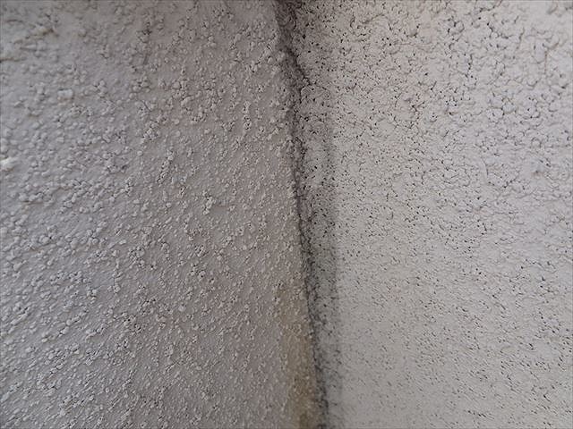 リシン仕上げの目地が劣化している